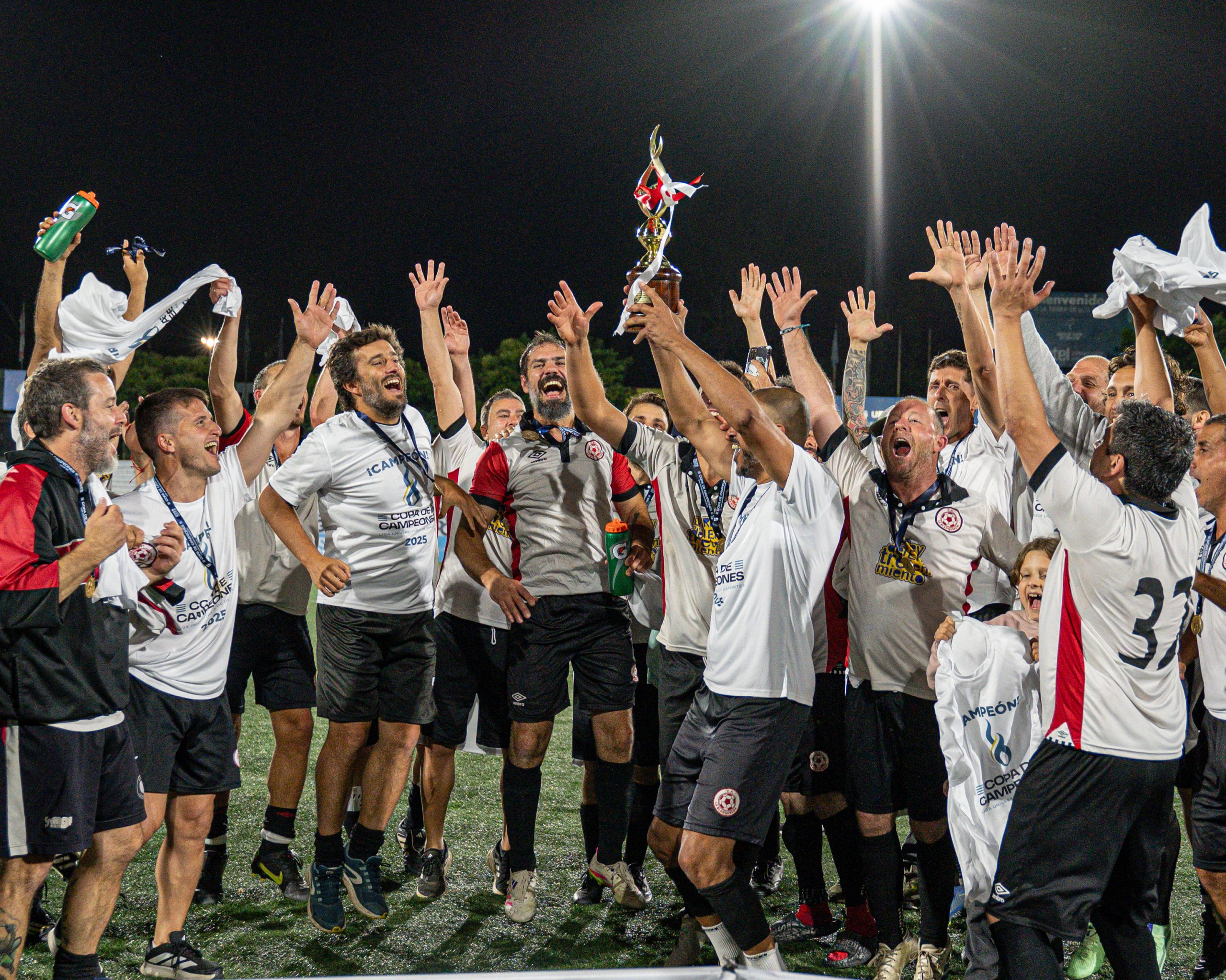 Fútbol Copa de Campeones MÁS 40.
La Blanqueada vs Perry Sexta